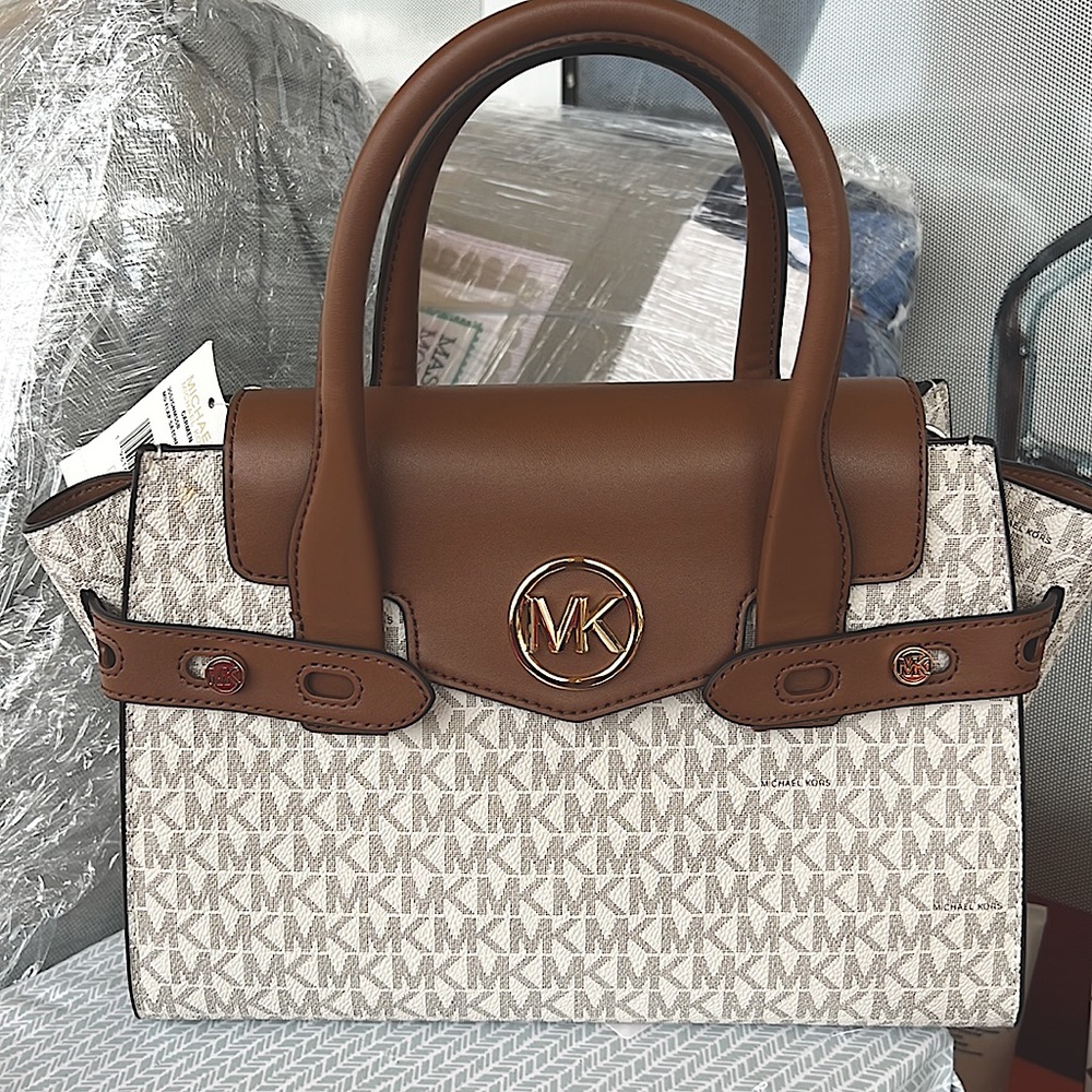 Michael Kors (CARMEN )shoulder strap brand New with tag color White Marrón